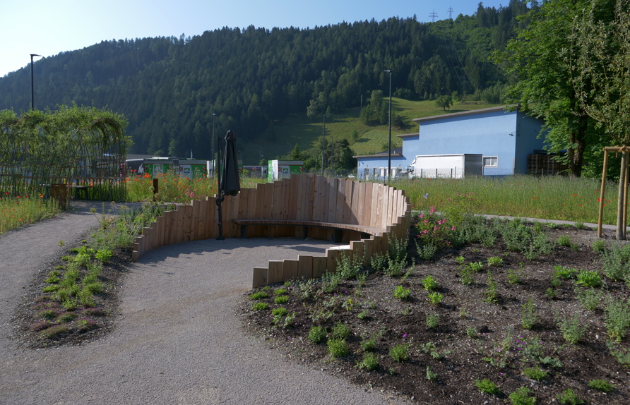 Sitzrondell mit umgebenden, neu angelegten Prachtstaudenbeet  © Maria Siegl