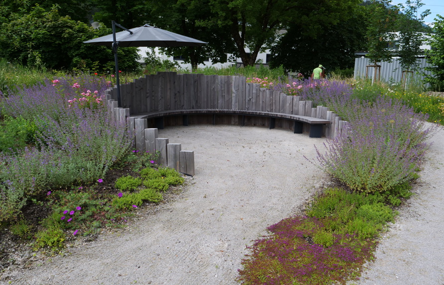 Sitzrondell mit umgebenden Prachtstaudenbeet im 2. Jahr © Maria Siegl