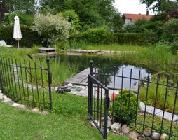 wenn kleine Kinder in der Nähe sind, sollte der Schwimmteich eingezäunt werden © Polak